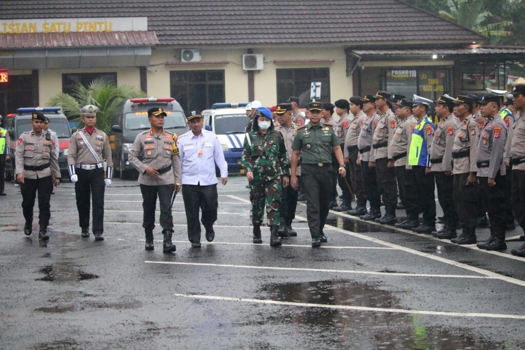 Kapolres Pandeglang, AKBP Oki Bagus Setiaji, Memimpin Apel Gelar Pasukan Operasi Ketupat Maung 2024 2 WhatsApp Image 2024 04 04 at 09.33.33