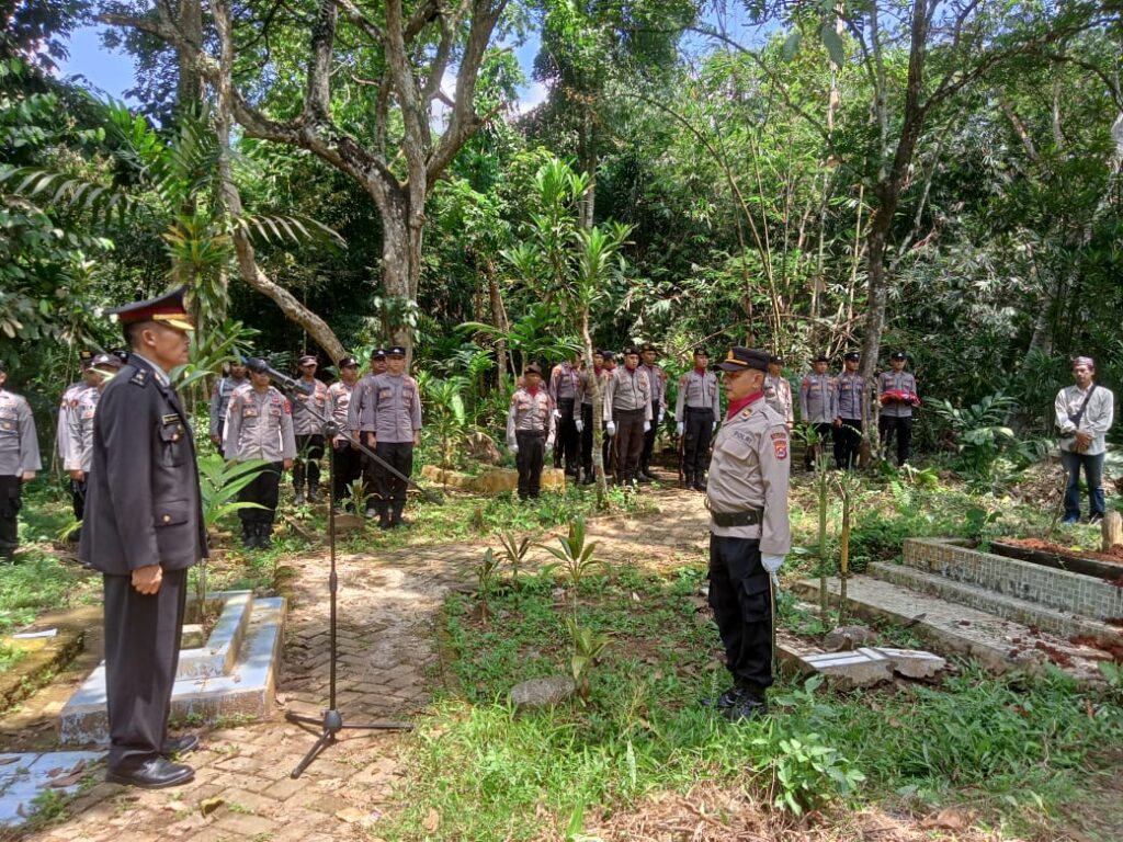 Polres Pandeglang: Menghormati Personil Polri yang Telah Tiada 10 WhatsApp Image 2024 04 07 at 12.52.56