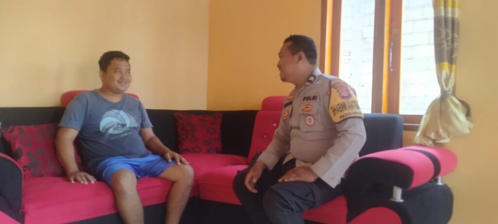 Bhabinkamtibmas Polsek Munjul Laksanakan Kegiatan Sambang Masyarakat untuk Mempertahankan Kondisi Sitkamtibmas yang Kondusif 5 WhatsApp Image 2024 04 08 at 03.21.50