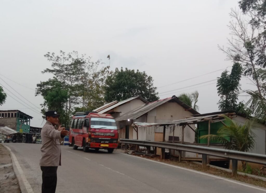 Polsek Munjul Laksanakan Kegiatan Pengaturan Lalu Lintas untuk Menjaga Keamanan dan Keteratiban Pengendara Jalan 6 WhatsApp Image 2024 04 08 at 03.22.40