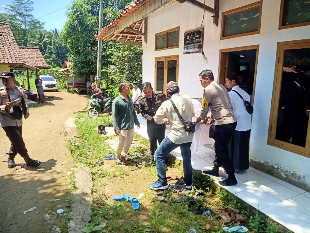 Polsek Cadasari Berikan Upacara Pemakaman Kedinasan Bagi Akp Purn Sumardi 8 WhatsApp Image 2024 04 08 at 03.46.16
