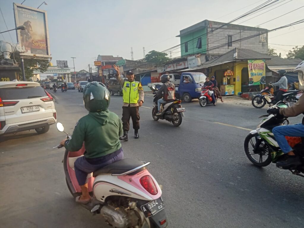 Polsek Cadasari Laksanakan Peningkatan Pengaturan Lalu Lintas Menjelang Hari Raya Idul Fitri 4 WhatsApp Image 2024 04 08 at 12.38.30