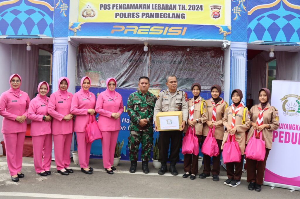 Ketua Bhayangkari Cabang Pandeglang Berikan Dukungan kepada Pos Pengamanan Operasi Ketupat Maung 2024 Polres Pandeglang 9 WhatsApp Image 2024 04 09 at 12.50.56