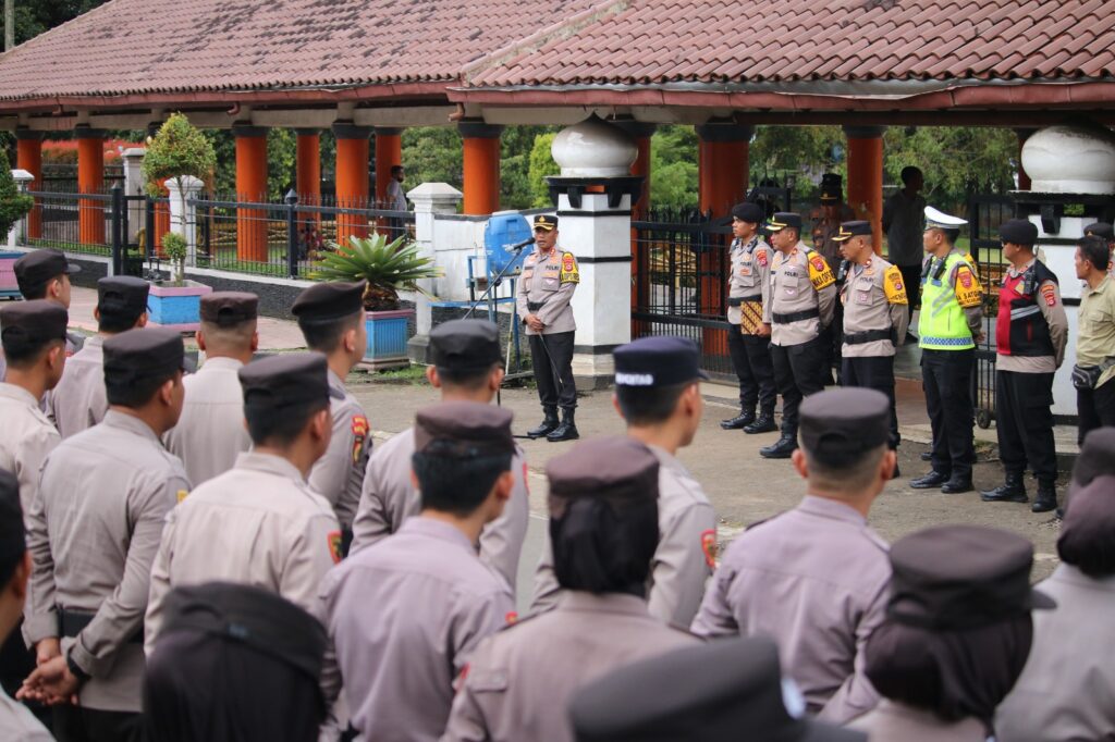 Kapolres Pandeglang Pimpin Apel Kesiapan Pengamanan Malam Takbiran Idul Fitri 1445 H di Panciniti Alun-Alun Pandeglang 7 WhatsApp Image 2024 04 09 at 17.14.07