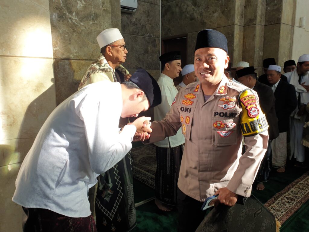 Kapolres Pandeglang dan Forkopimda Ikuti Sholat Idul Fitri Berjamaah di Masjid Agung Pandeglang 8 WhatsApp Image 2024 04 10 at 07.59.43