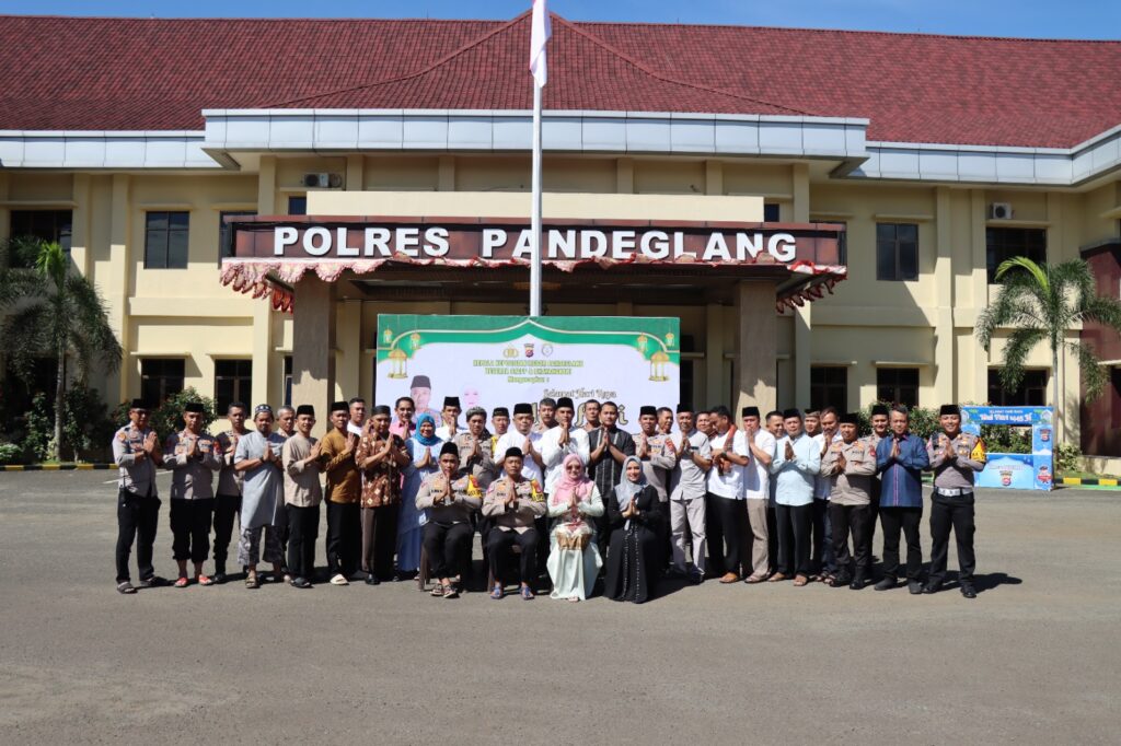 Kapolres Pandeglang Gelar Open House dan Halal Bi Halal dalam Perayaan Idul Fitri 1445 H 5 WhatsApp Image 2024 04 10 at 09.51.18