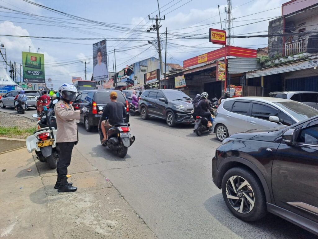 Kapolres Pandeglang Turun Langsung ke Lapangan untuk Memberikan Pelayanan Pengaturan Lalulintas selama Perayaan Idul Fitri 1445 H 4 WhatsApp Image 2024 04 11 at 12.05.31