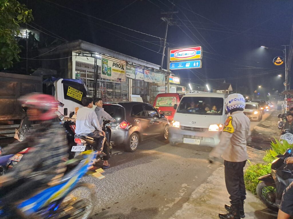 Kapolres Pandeglang Memantau Arus Lalulintas dan Berpartisipasi dalam Pengaturan Lalu lintas di Pertigaan Cipacung 6 WhatsApp Image 2024 04 11 at 19.54.45
