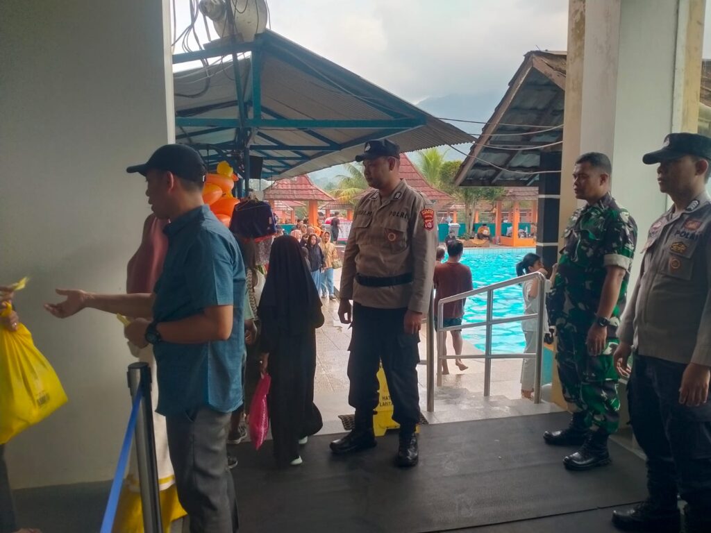 Polsek Mandalawangi Polres Pandeglang Lakukan Pengamanan di Objek Wisata Kolam Renang DM Tirta Persada 2 WhatsApp Image 2024 04 12 at 11.14.25