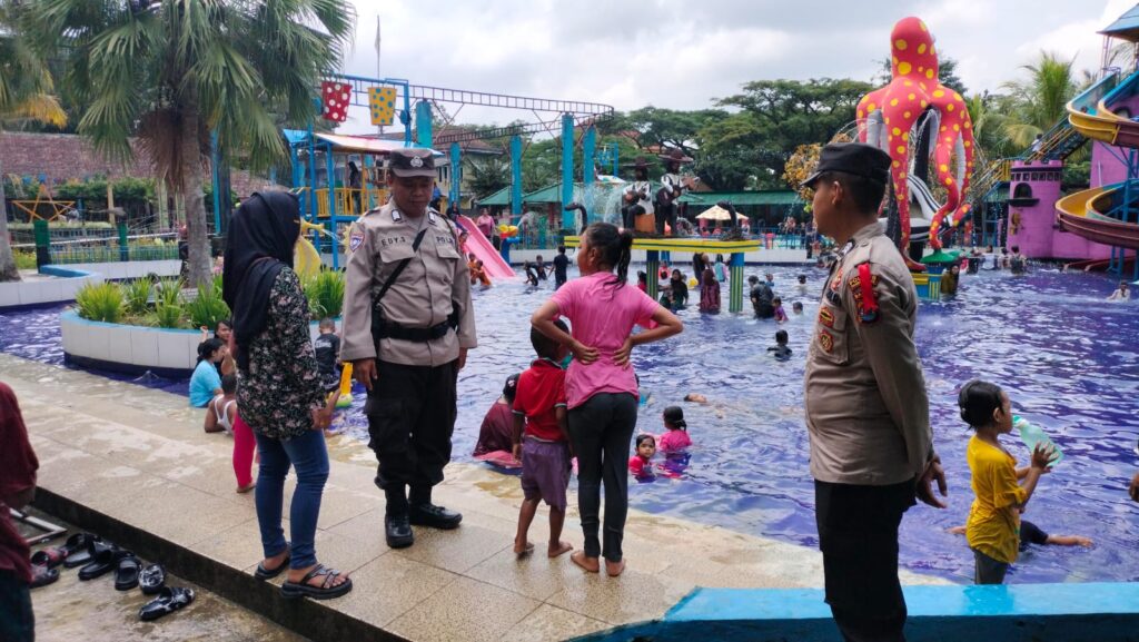 Polsek Pandeglang Polres Pandeglang Gelar Pengamanan di Objek Wisata Kolam Renang Cas Water Park Cikole Pandeglang 3 WhatsApp Image 2024 04 12 at 18.13.23