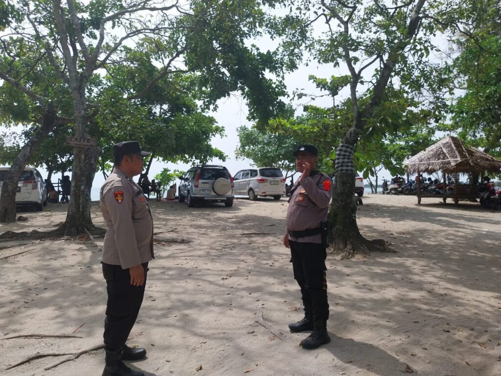 Polsek Sumur Polres Pandeglang Amankan Obyek Wisata Pantai Daplangu 10 WhatsApp Image 2024 04 12 at 18.44.31