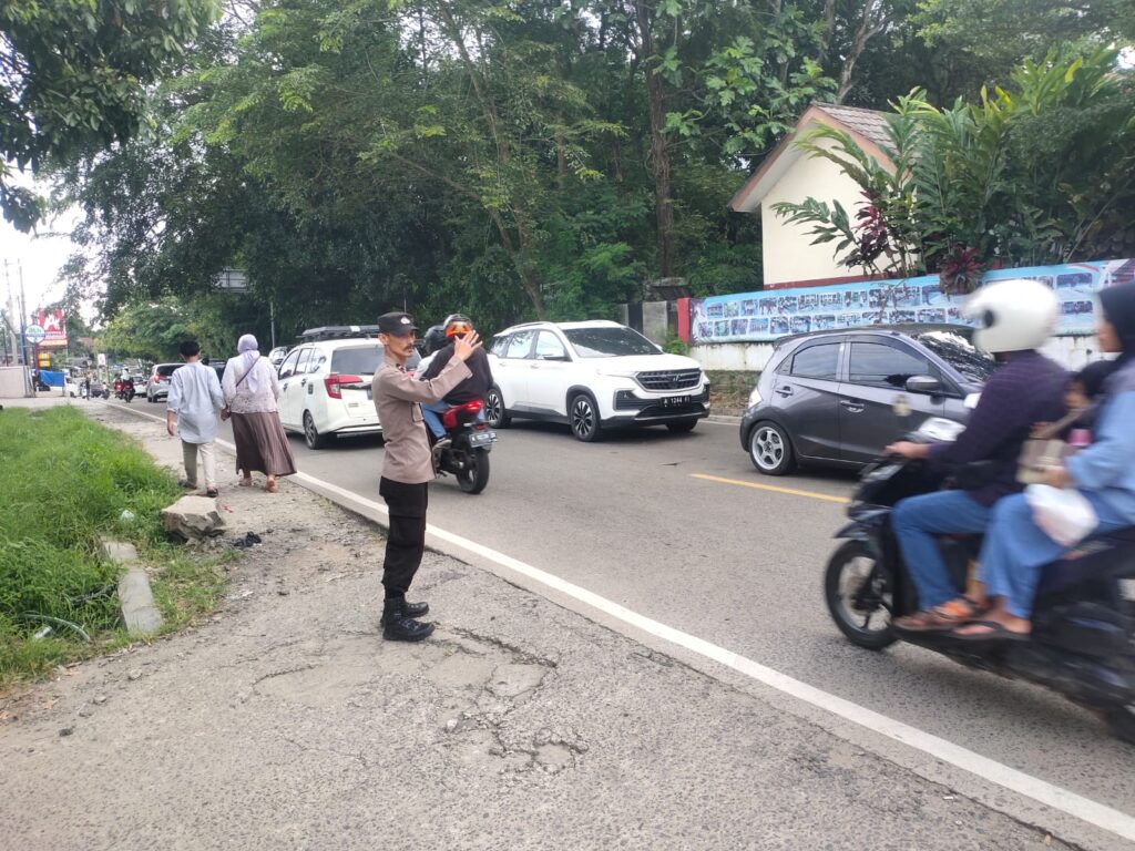 Polsek Cimanuk Polres Pandeglang Bantu Urai Kemacetan Lalulintas di Pasar Bantar Cimanuk 9 WhatsApp Image 2024 04 13 at 09.54.37