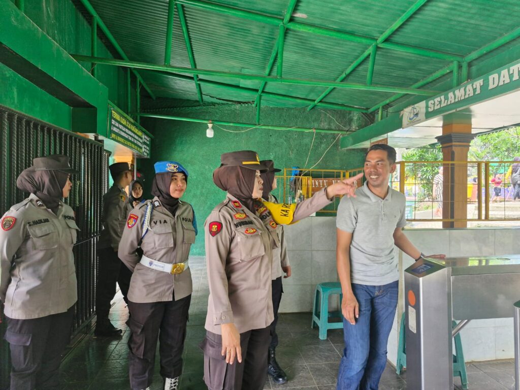 Polwan Polres Pandeglang Berikan Sosialisasi Kamtibmas di Obyek Wisata Cikole Waterpark 4 WhatsApp Image 2024 04 13 at 12.33.04