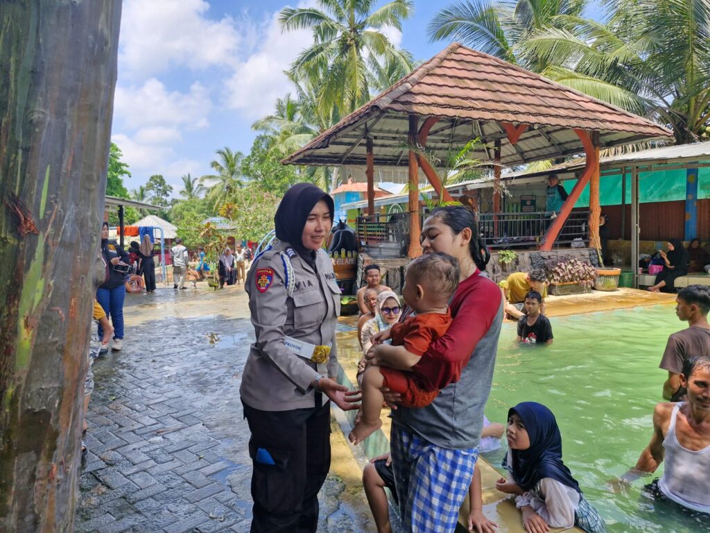 Polwan Polres Pandeglang Gelar Patroli Wisata Mobile dan Sosialisasi Kamtibmas di Obyek Wisata Pemandian Air Panas Cisolong 7 WhatsApp Image 2024 04 13 at 12.33.38