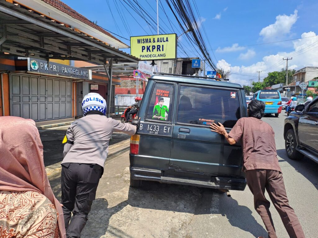Kapolres Pandeglang Membantu Dorong Kendaraan Mogok di Momen Libur Idul Fitri 1445 H 6 WhatsApp Image 2024 04 13 at 12.38.05