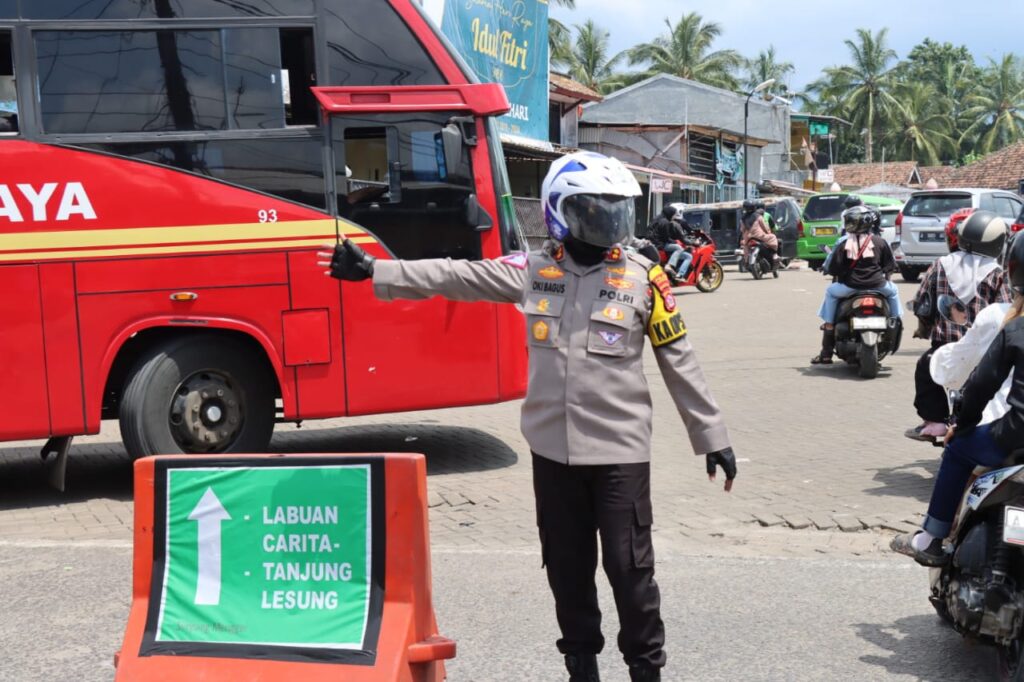 Kapolres Pandeglang Berikan Pelayanan Pengaturan Arus Lalulintas untuk Urai Kemacetan di Pertigaan Mengger 5 WhatsApp Image 2024 04 13 at 12.38.27
