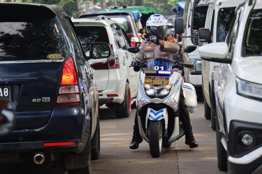 Kapolres Pandeglang Turun Langsung Mengurai Kemacetan di Jalur Wisata Carita 8 WhatsApp Image 2024 04 13 at 18.51.23