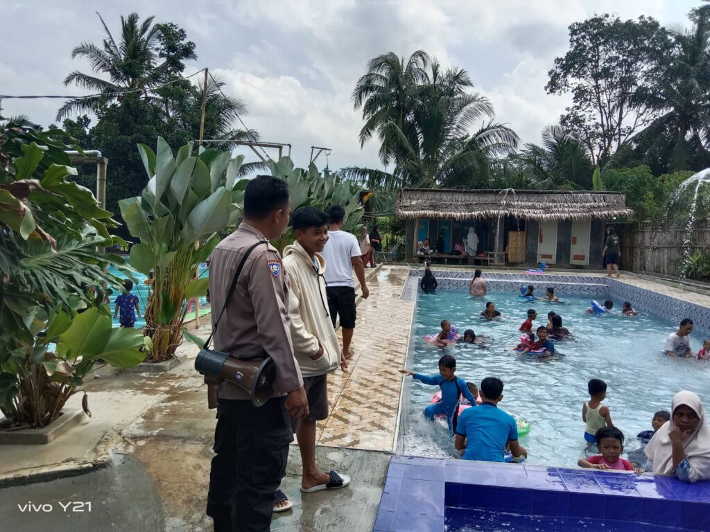 Polsek Cikedal Lakukan Patroli dan Pengamanan di Objek Wisata Kolam Renang Bu Nde 9 WhatsApp Image 2024 04 13 at 19.12.55