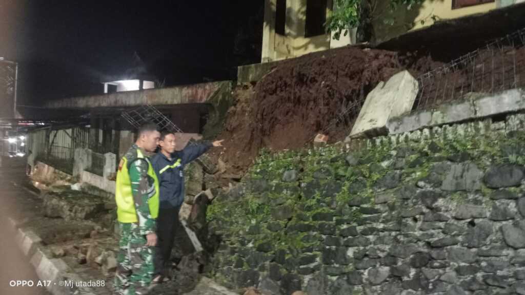 Bhabinkamtibmas Polsek Pandeglang dan Babinsa Tanggap Musibah Tanah Longsor di Kampung Gardu Tanjak 1 WhatsApp Image 2024 04 13 at 22.56.40