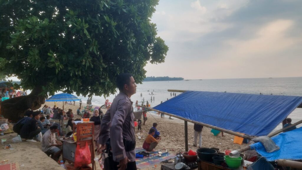 Personil Polsek Carita Lakukan Patroli dan Himbauan di Pantai 3 WhatsApp Image 2024 04 14 at 06.03.01