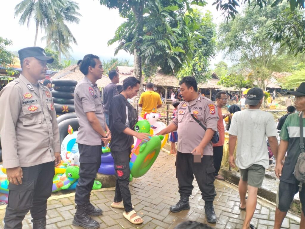 Polsek Pulosari Polres Pandeglang Lakukan Pengamanan di Objek Wisata Kolam Renang Citaman Batu dan Kolam Renang Sanur 2 WhatsApp Image 2024 04 14 at 07.46.25