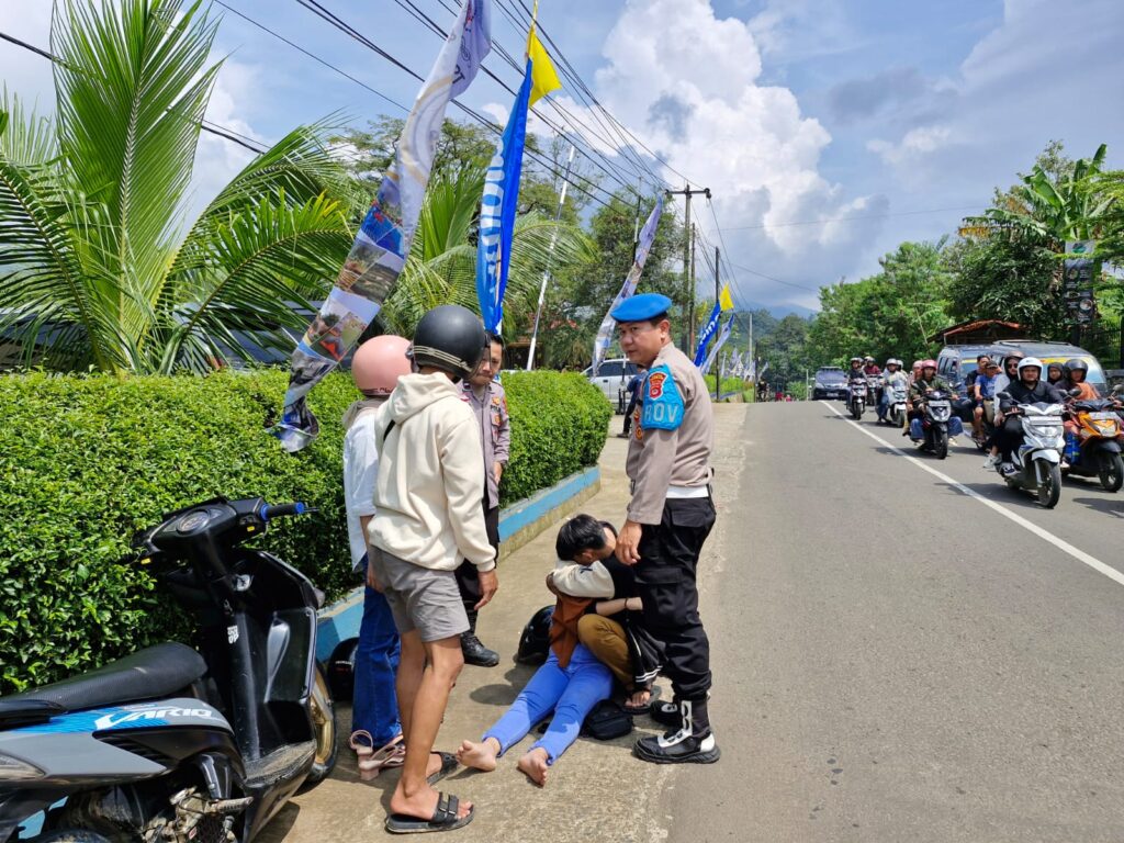 Polsek Mandalawangi Memberikan Pertolongan pada Pengendara yang Mengalami Kecelakaan saat Libur Lebaran Idul Fitri 1445 H 6 WhatsApp Image 2024 04 14 at 10.37.20