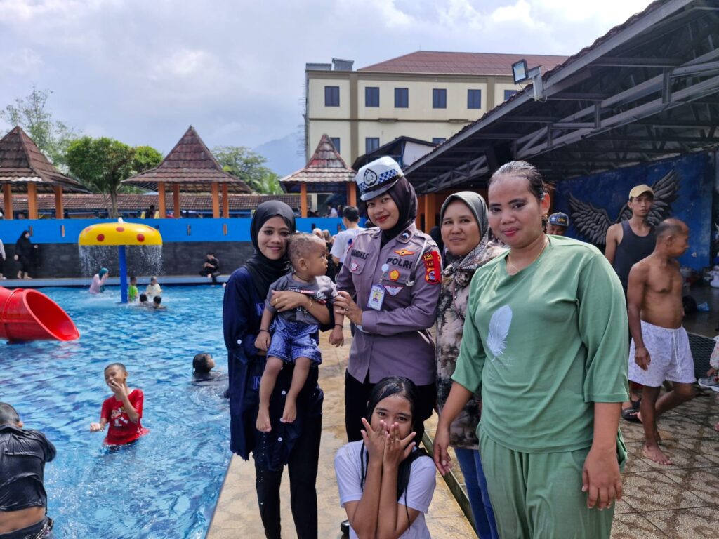 Polwan Polres Pandeglang Gelar Patroli Wisata Dialogis di Wisata Air Tirta Persada DM Mandalawangi 5 WhatsApp Image 2024 04 14 at 10.59.49