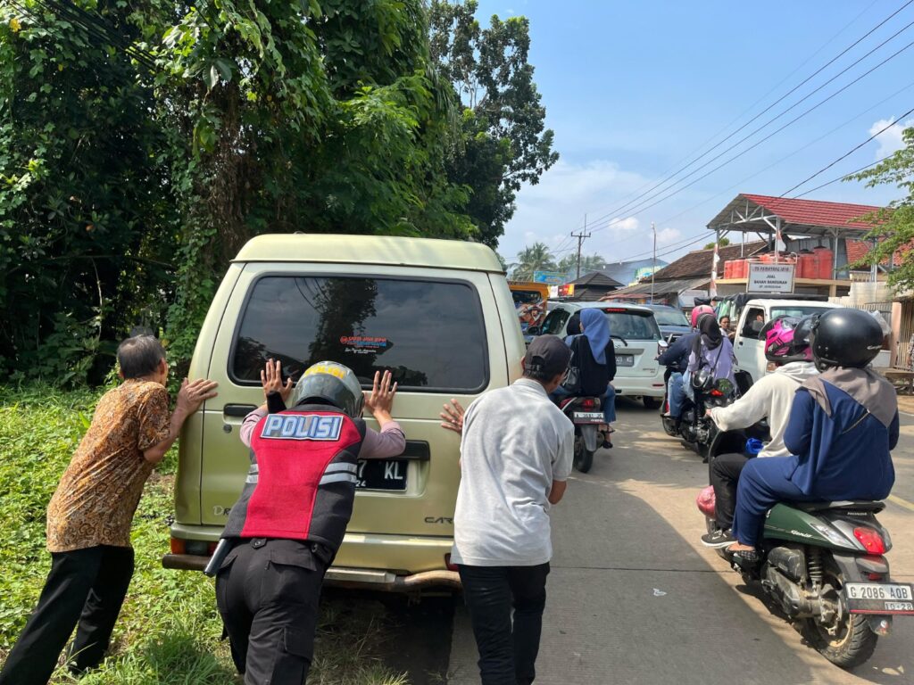 Sat Samapta Polres Pandeglang Memberikan Pelayanan Terbaik saat Libur Lebaran Idul Fitri 1445 H 3 WhatsApp Image 2024 04 14 at 12.18.19