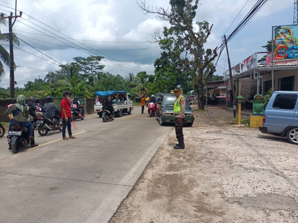 Kapolsek Bojong Polres Pandeglang Turun Langsung ke Lapangan untuk Memberikan Pelayanan Pengaturan Lalulintas di Pantai Kodok Caringin 8 WhatsApp Image 2024 04 14 at 14.29.54