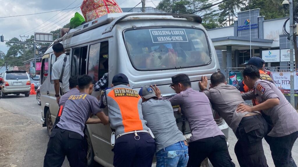Sat Samapta Polres Pandeglang Turun Tangan Gotong Royong Bantu Dorong Kendaraan Mogok untuk Mengurai Kemacetan Lalu Lintas 10 WhatsApp Image 2024 04 14 at 19.31.57