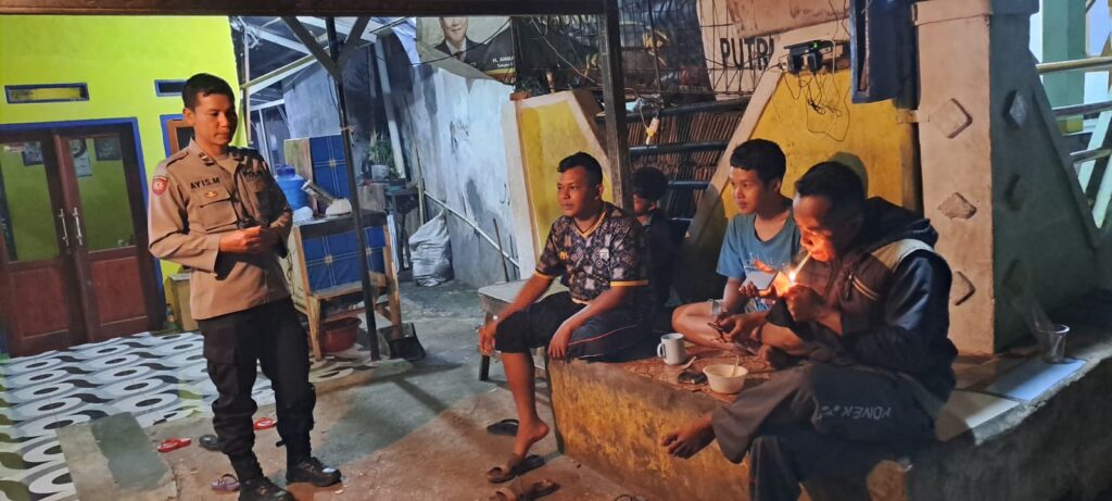 Polsek Cadasari Lakukan Patroli Rutin untuk Tingkatkan Keamanan Malam di Tengah Pemuda 7 WhatsApp Image 2024 04 15 at 07.21.40