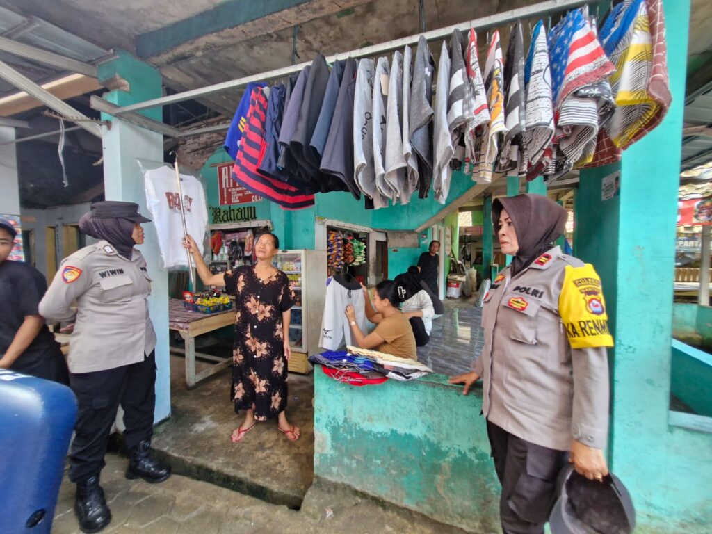Polwan Polres Pandeglang Himbau Pemilik Toko Souvenir di Kawasan Wisata untuk Menjaga Stabilitas Harga 5 WhatsApp Image 2024 04 15 at 11.02.14