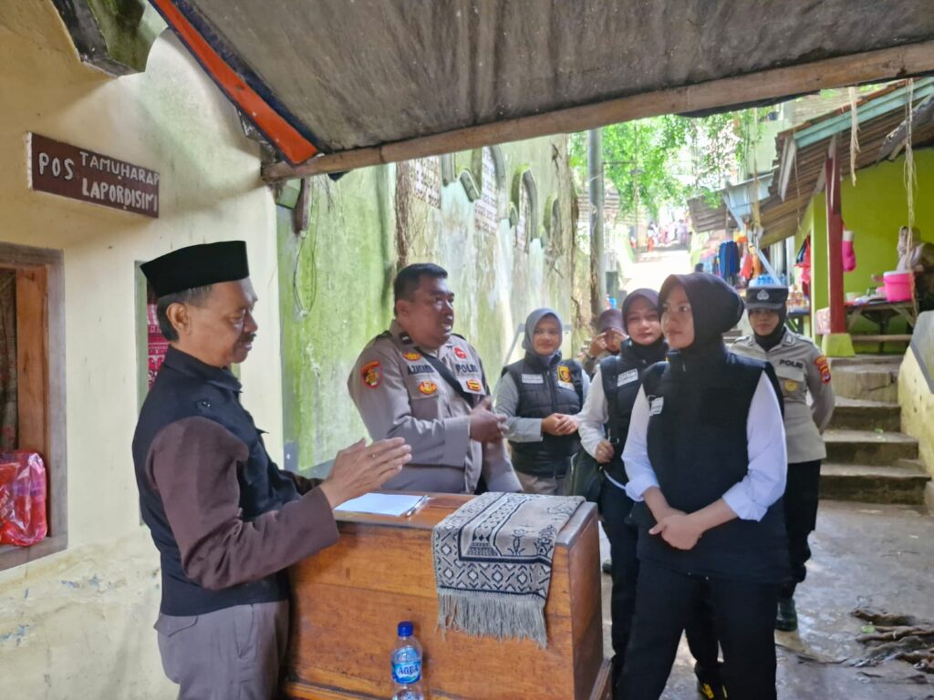 Polwan Polres Pandeglang Mendorong Pengelola Wisata Batu Qur'an untuk Perhatikan Keselamatan Pengunjung 3 WhatsApp Image 2024 04 15 at 11.02.42