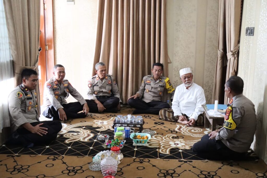 Kapolres Pandeglang Gelar Halal Bi Halal di Kediaman KH. Abuya Murtadho untuk Perkuat Sinergitas dengan Tokoh Agama 6 WhatsApp Image 2024 04 16 at 13.21.53 1