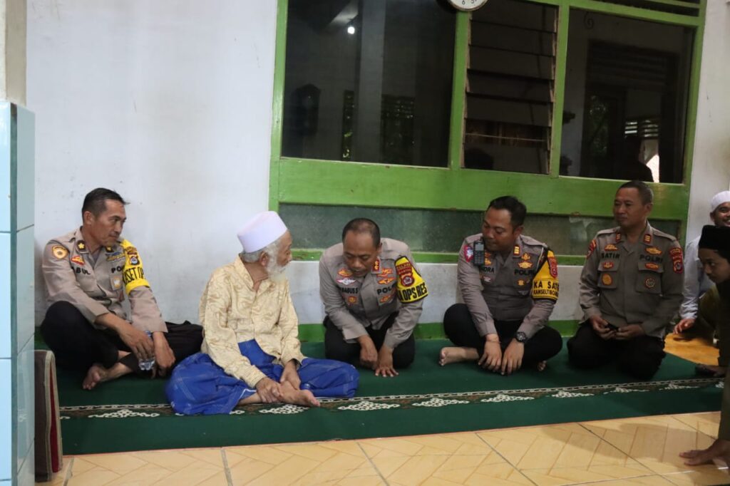 Kunjungan Halal Bi Halal dan Sholat Berjamaah Polres Pandeglang ke Kediaman KH. Abuya Muhtadi 5 WhatsApp Image 2024 04 16 at 13.22.44