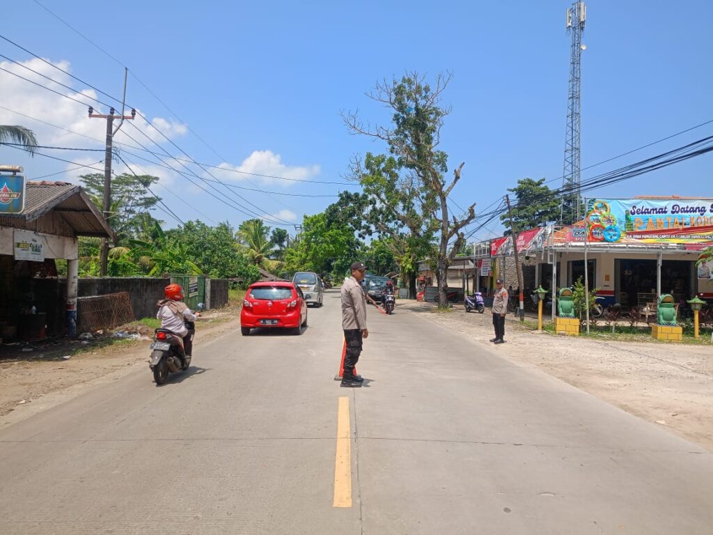 Personil Polsek Bojong Polres Pandeglang Lakukan Pengaturan Lalu Lintas di Obyek Wisata Pantai 8 WhatsApp Image 2024 04 16 at 13.24.37