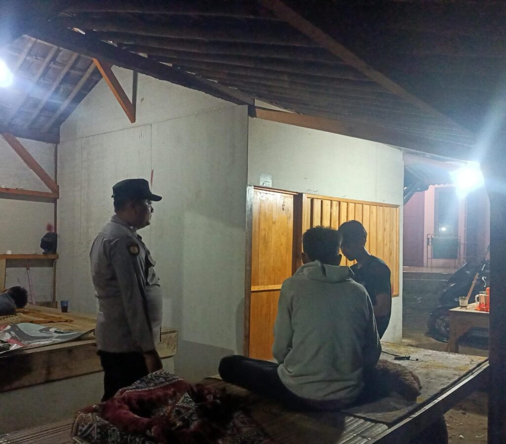 Personil Polsek Bojong Polres Pandeglang Melaksanakan Patroli Malam untuk Keamanan Wilayah 10 WhatsApp Image 2024 04 16 at 13.24.55