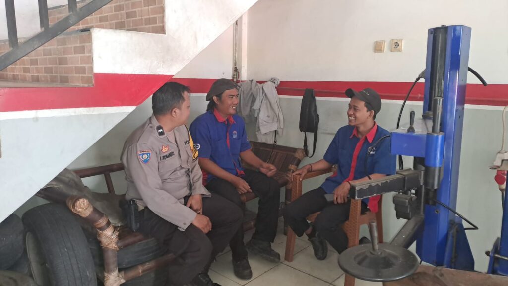 Bhabinkamtibmas Polsek Cadasari Jalin Kerjasama dengan Bengkel Mobil untuk Meningkatkan Keamanan Lingkungan 7 WhatsApp Image 2024 04 16 at 15.15.42