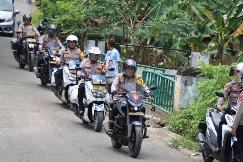 Kapolres Pandeglang dan Pejabat Utama Polres Melaksanakan Halal Bi Halal Mobile ke Tokoh Agama 9 WhatsApp Image 2024 04 16 at 21.18.06