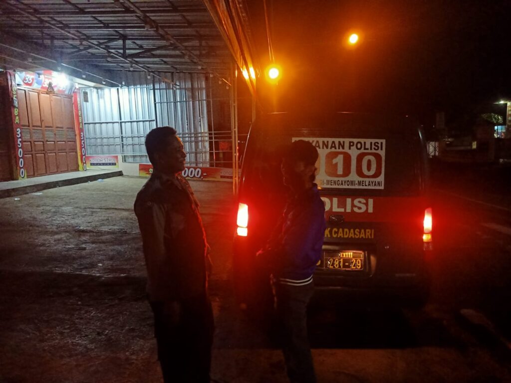 Aipda Dori Erikson, Kanit Binmas Polsek Cadasari, Melaksanakan Patroli Rutin Malam Hari 3 WhatsApp Image 2024 04 17 at 00.50.32