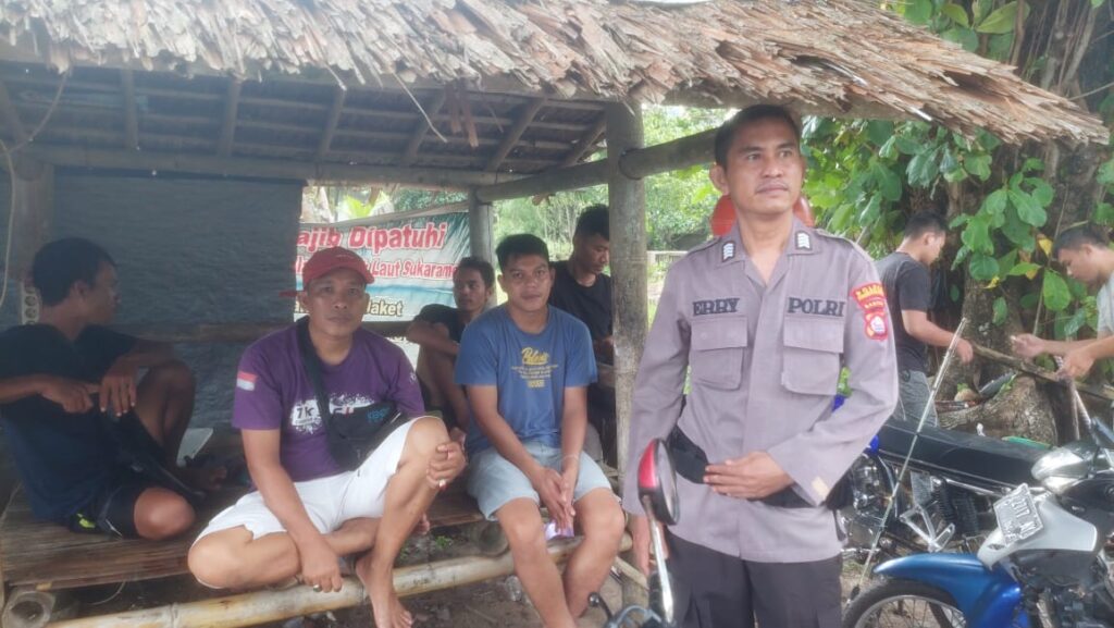 Personil Polsek Carita Lakukan Patroli dan Himbauan di Pantai 4 WhatsApp Image 2024 04 17 at 07.57.47