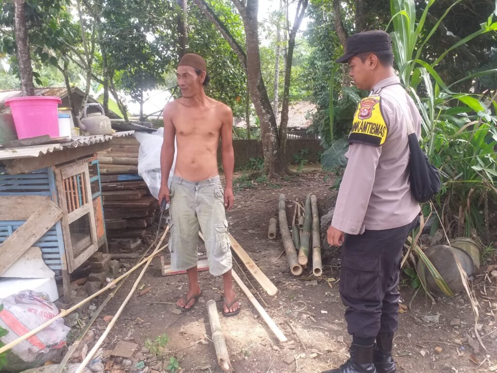 Bhabinkamtibmas Polsek Menes Sambangi Tokoh Masyarakat dalam Upaya Jaga Kamtibmas 1 WhatsApp Image 2024 04 17 at 13.48.19