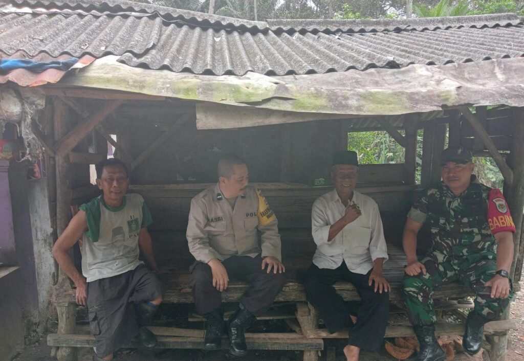 Bhabinkamtibmas Polsek Cadasari, Babinsa, dan Kepala Desa Bersatu Lakukan Silaturahmi ke Warga Desa Kaduengang 2 WhatsApp Image 2024 04 17 at 14.12.17
