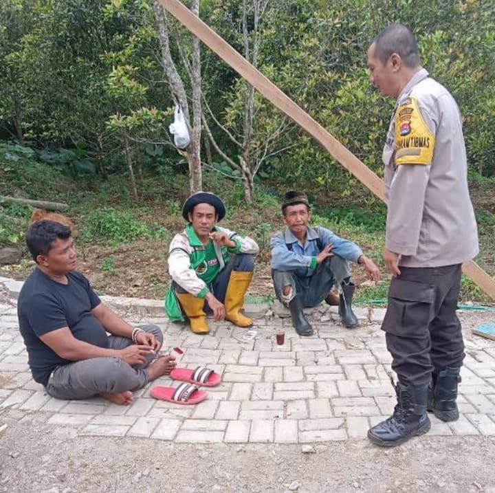Bhabinkamtibmas Polsek Cadasari Terus Aktif Lakukan Kegiatan Sambang di Daerah Gunung Karang 3 WhatsApp Image 2024 04 17 at 14.17.59