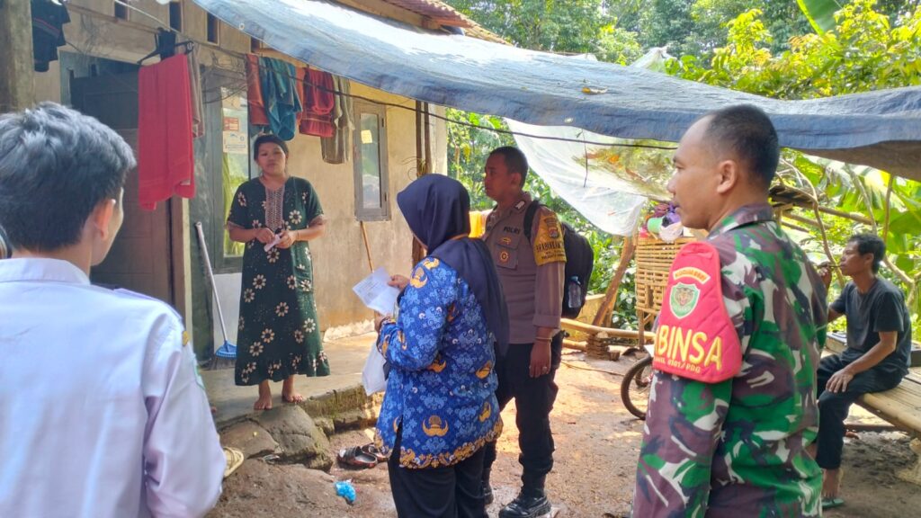 Bhabinkamtibmas Polsek Pandeglang Melaksanakan Kegiatan Sambang dan Monitoring Penyelidikan Epidemiologi (PE) terkait DBD 7 WhatsApp Image 2024 04 17 at 19.52.05
