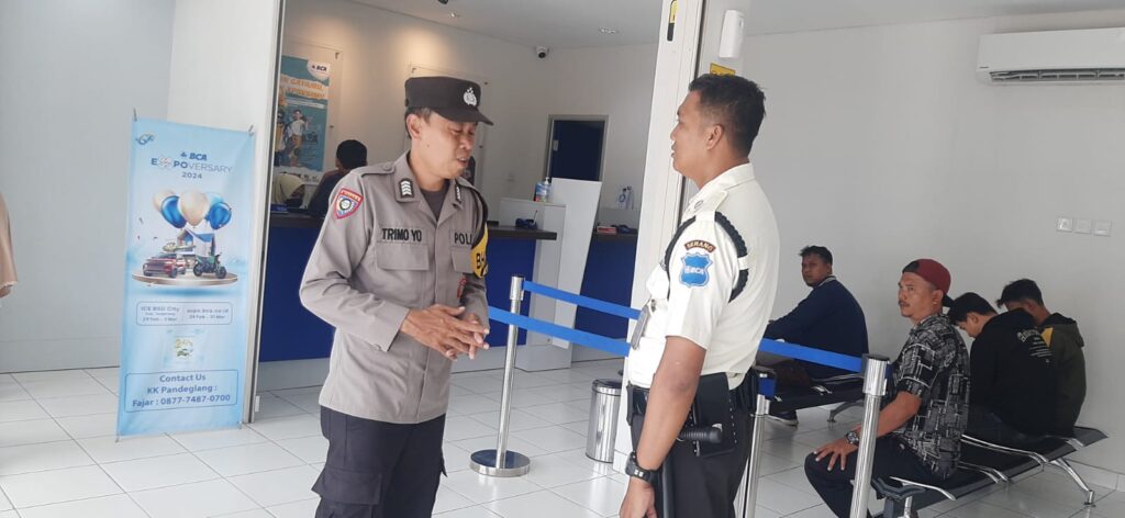 Bhabinkamtibmas Polsek Pandeglang Lakukan Sambang ke Satpam Bank BCA Pandeglang 8 WhatsApp Image 2024 04 17 at 20.00.23