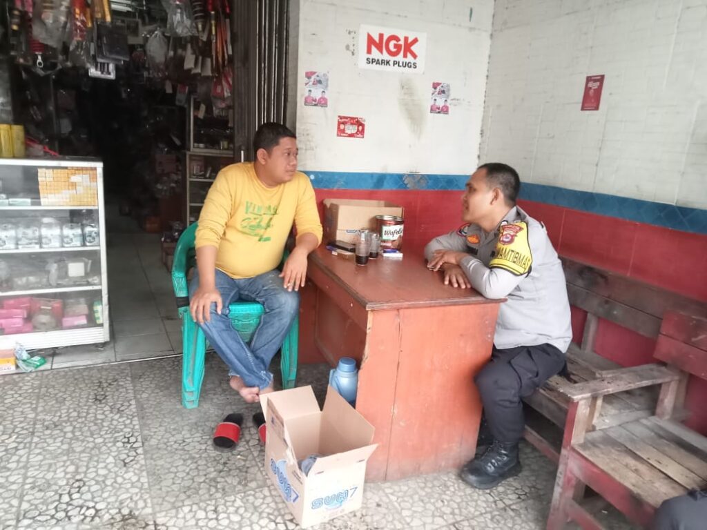 Bhabinkamtibmas Polsek Cikedal Melaksanakan Sambang dan Silaturahmi dengan Masyarakat 9 WhatsApp Image 2024 04 17 at 20.49.54
