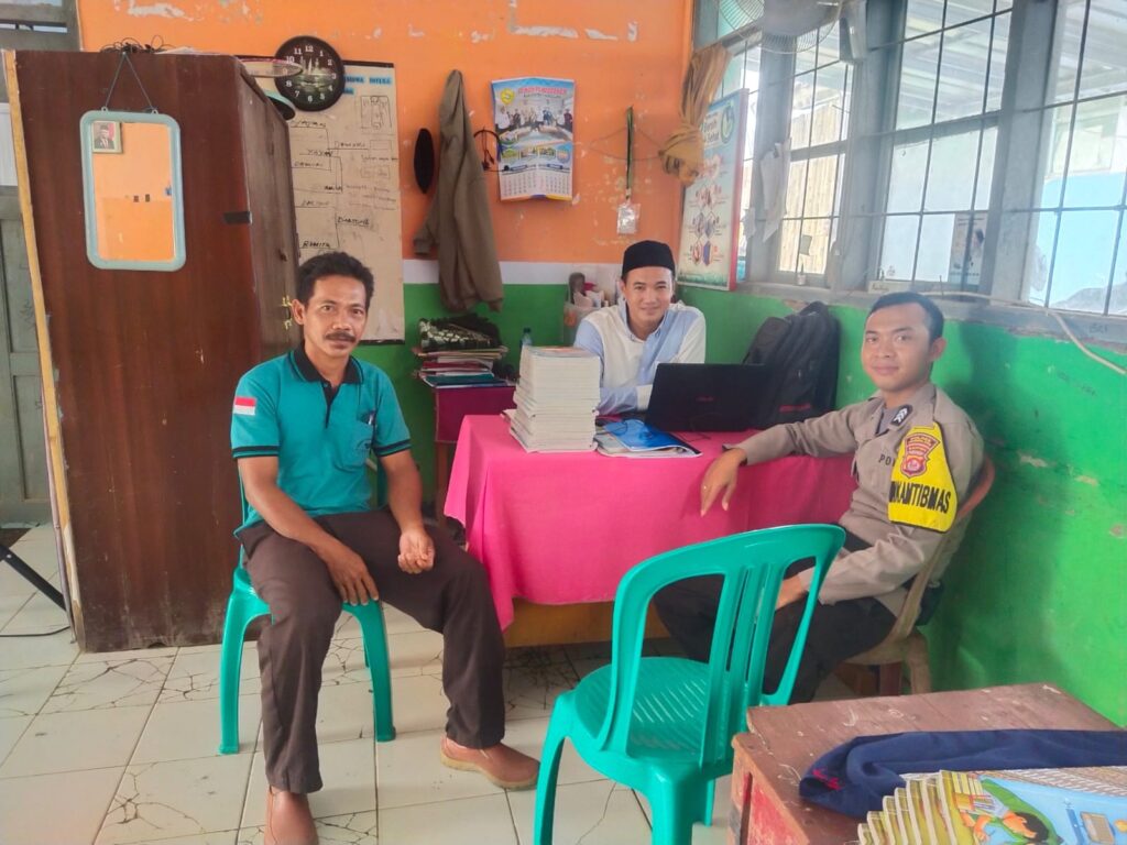 Polres Pandeglang: Bhabinkamtibmas Lakukan Sambang Rutin dan Silaturahmi dengan Warga 10 WhatsApp Image 2024 04 17 at 20.59.18