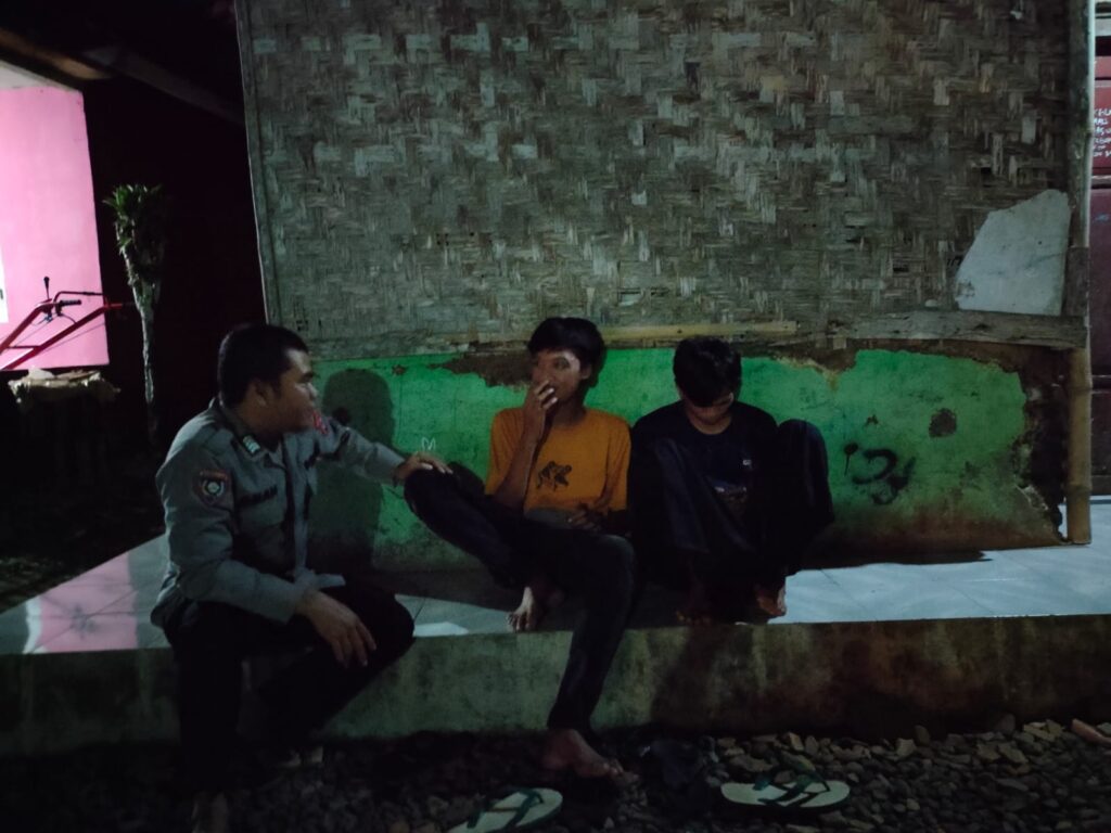 Polsek Pulosari Polres Pandeglang Lakukan Patroli C3 untuk Ciptakan Lingkungan Aman 7 WhatsApp Image 2024 04 17 at 22.09.42