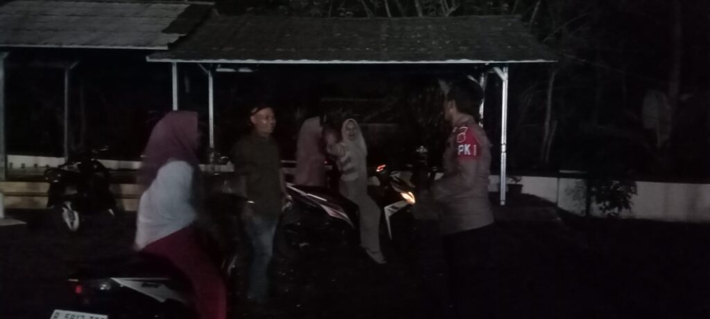 Polsek Saketi, Polres Pandeglang, Lakukan Patroli Malam untuk Antisipasi Gangguan Kamtibmas 8 WhatsApp Image 2024 04 17 at 23.35.54